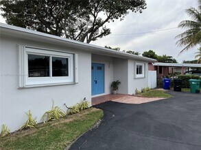 550 NE 174th St in North Miami Beach, FL - Building Photo - Building Photo