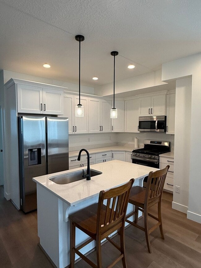 property at 140 E Abbeville Ct