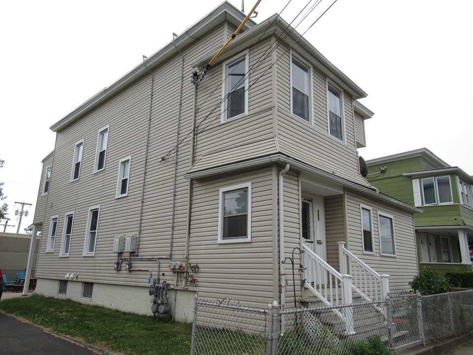 99-101 Elizabeth St, Unit 2nd floor in Bridgeport, CT - Building Photo