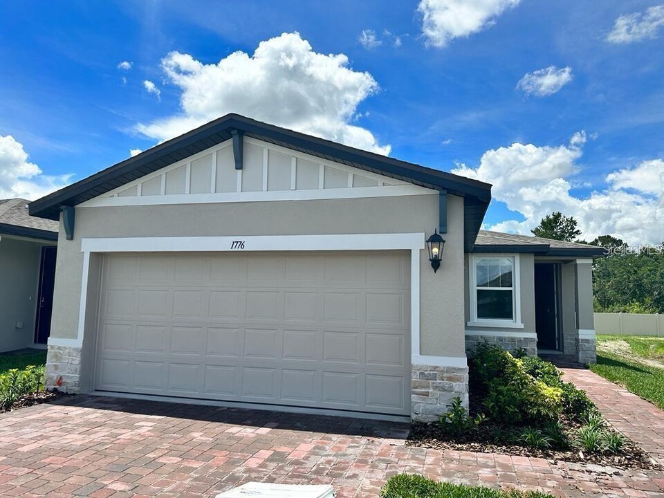 1776 Carnostie Rd in Winter Haven, FL - Foto de edificio