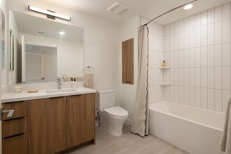 Paxton in Huntington Beach, CA - Foto de edificio - Building Photo