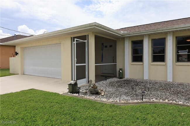 2106 SW 51st St in Cape Coral, FL - Foto de edificio - Building Photo