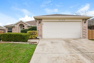 5133 Eastcreek Dr in Arlington, TX - Building Photo