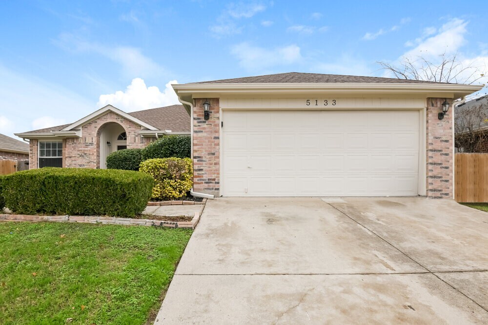 5133 Eastcreek Dr in Arlington, TX - Building Photo