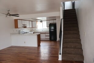 571 S Evergreen Dr in Ventura, CA - Building Photo