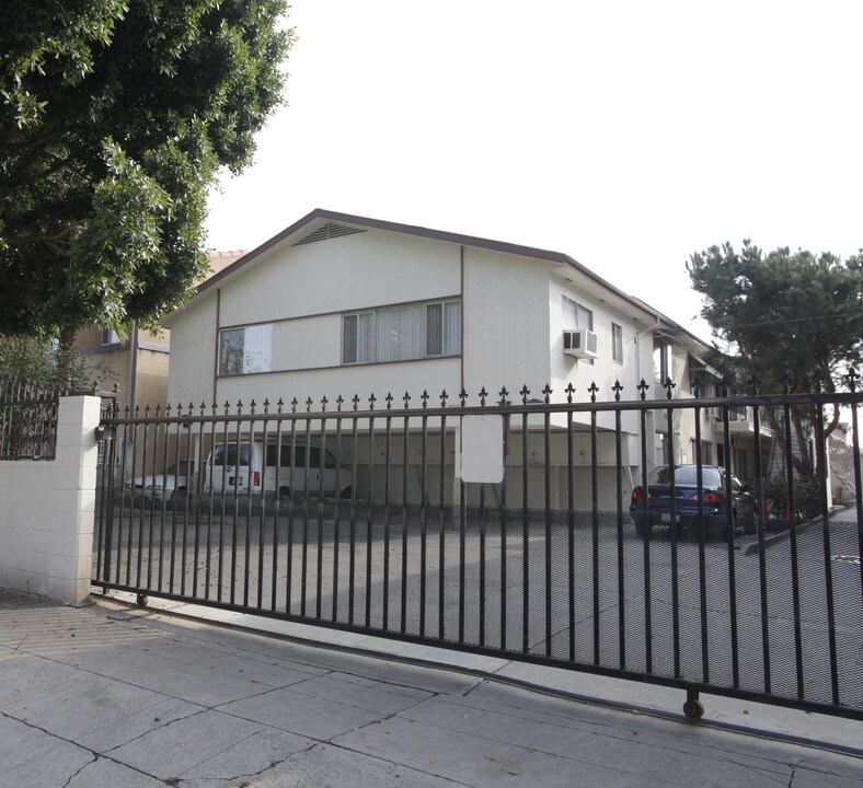 5716 La Mirada Ave in Los Angeles, CA - Building Photo