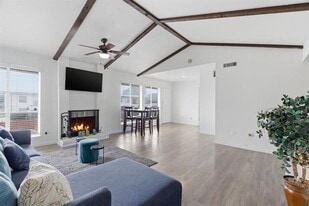 10566 High Hollows Dr in Dallas, TX - Building Photo