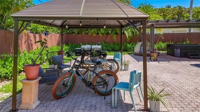 1715 NE 38th St in Oakland Park, FL - Building Photo - Building Photo