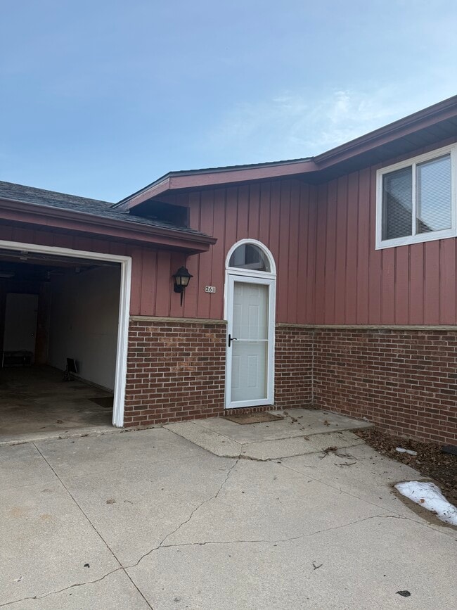 261 Main St in Belgium, WI - Foto de edificio - Building Photo