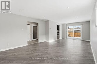 2039 St. Laurent Blvd in Ottawa, ON - Building Photo - Building Photo