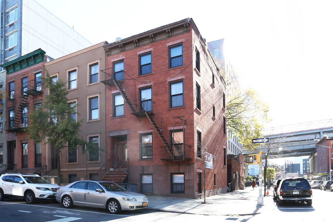 60 S 4th St in Brooklyn, NY - Building Photo