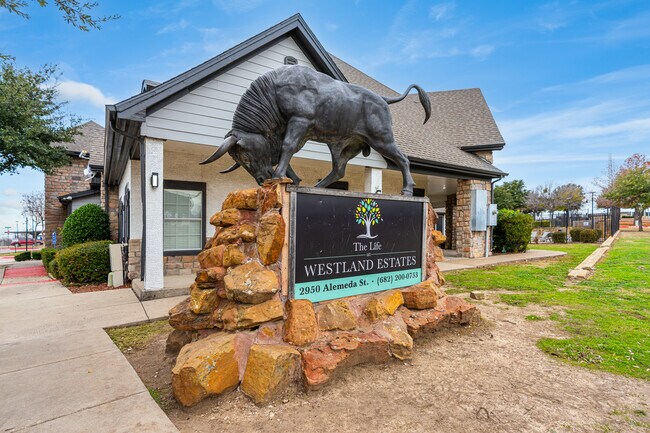 The Life at Westland Estates in Fort Worth, TX - Foto de edificio - Building Photo