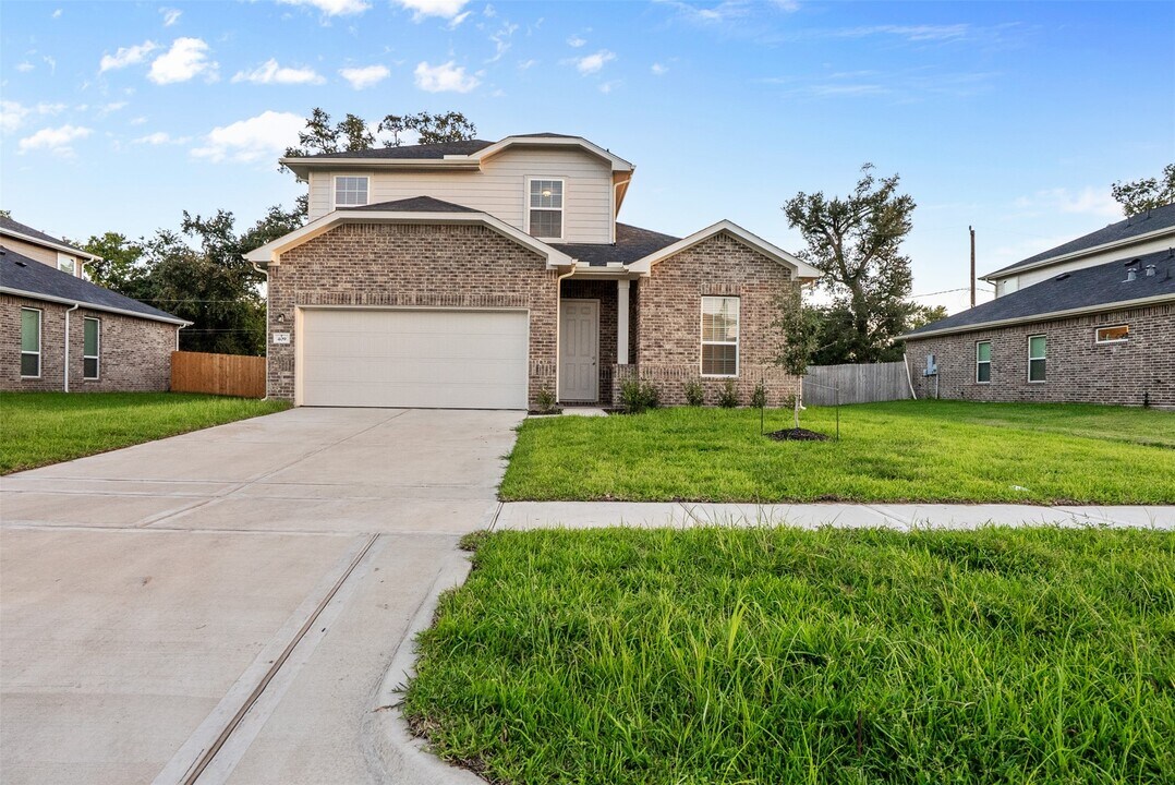 399 Magnolia Ln in Richwood, TX - Building Photo