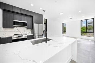 526 SW 2nd St in Miami, FL - Foto de edificio - Building Photo