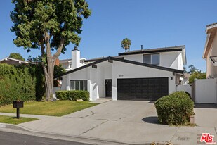18113 Bromley St in Los Angeles, CA - Building Photo