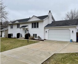 5910 Thatcher Dr in Rockford, IL - Building Photo
