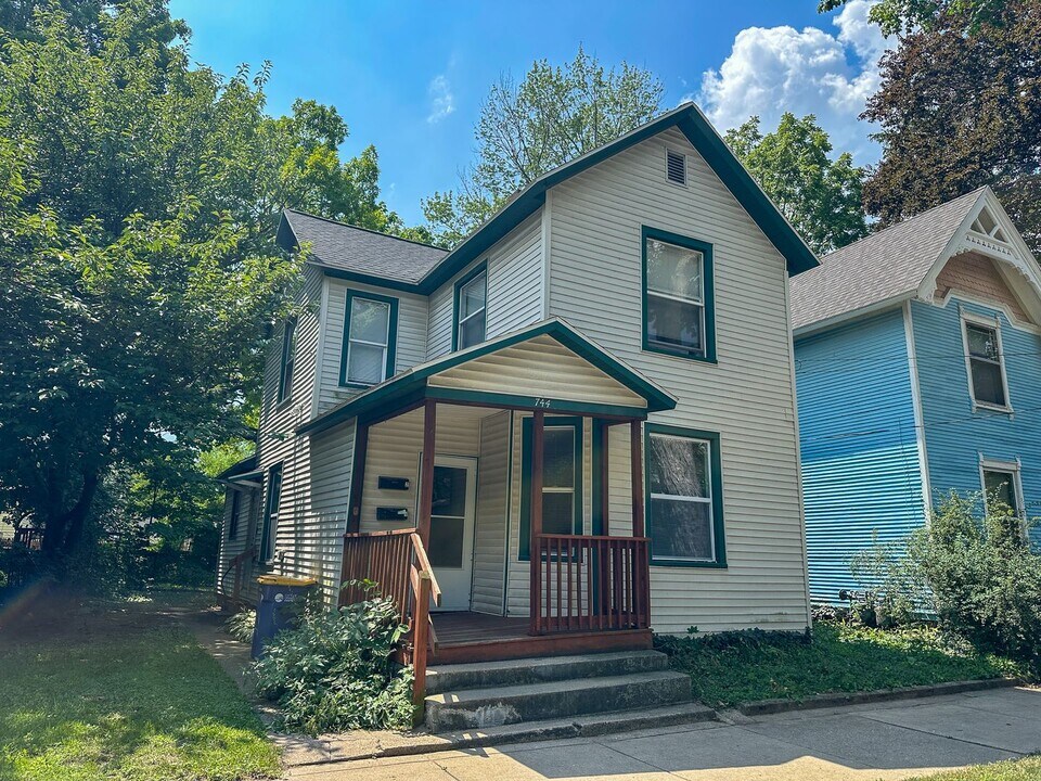 744 Jackson St NW in Grand Rapids, MI - Building Photo