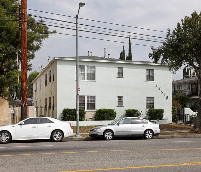 17013 Vanowen St in Van Nuys, CA - Building Photo - Building Photo