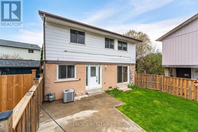2 Hunt Club Dr in Brampton, ON - Building Photo - Building Photo