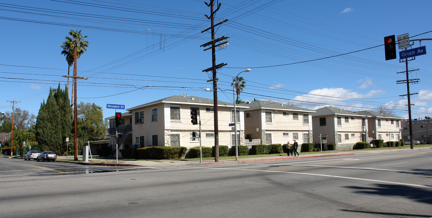 15445 Vanowen St in Van Nuys, CA - Building Photo