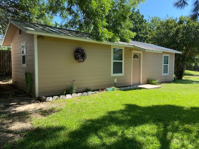 property at 412 N Brazos St