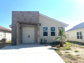 4407 Black Buck Cir in Laredo, TX - Building Photo - Building Photo