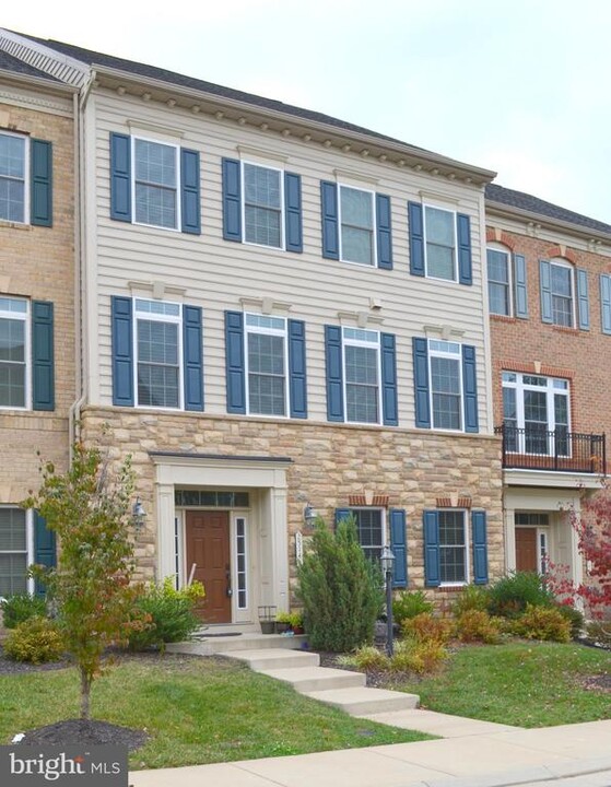 25144 Earlsdon Terrace in Chantilly, VA - Building Photo