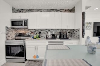 608 NW 4th Ave-Unit -1-2 in Hallandale Beach, FL - Building Photo - Building Photo