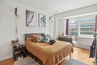 24-15 Queens Plaza N in Queens, NY - Building Photo - Building Photo