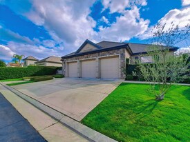 1367 E Glenlake Ln in Fresno, CA - Building Photo