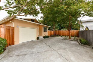 2833 Marin St in Napa, CA - Building Photo