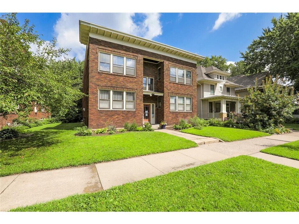 971 Goodrich Ave in St. Paul, MN - Building Photo