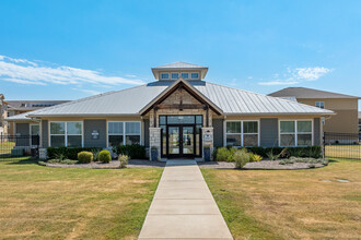 Stallion Pointe Apartments in Fort Worth, TX - Foto de edificio - Building Photo