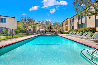 Casa Del Amo in Torrance, CA - Building Photo - Building Photo