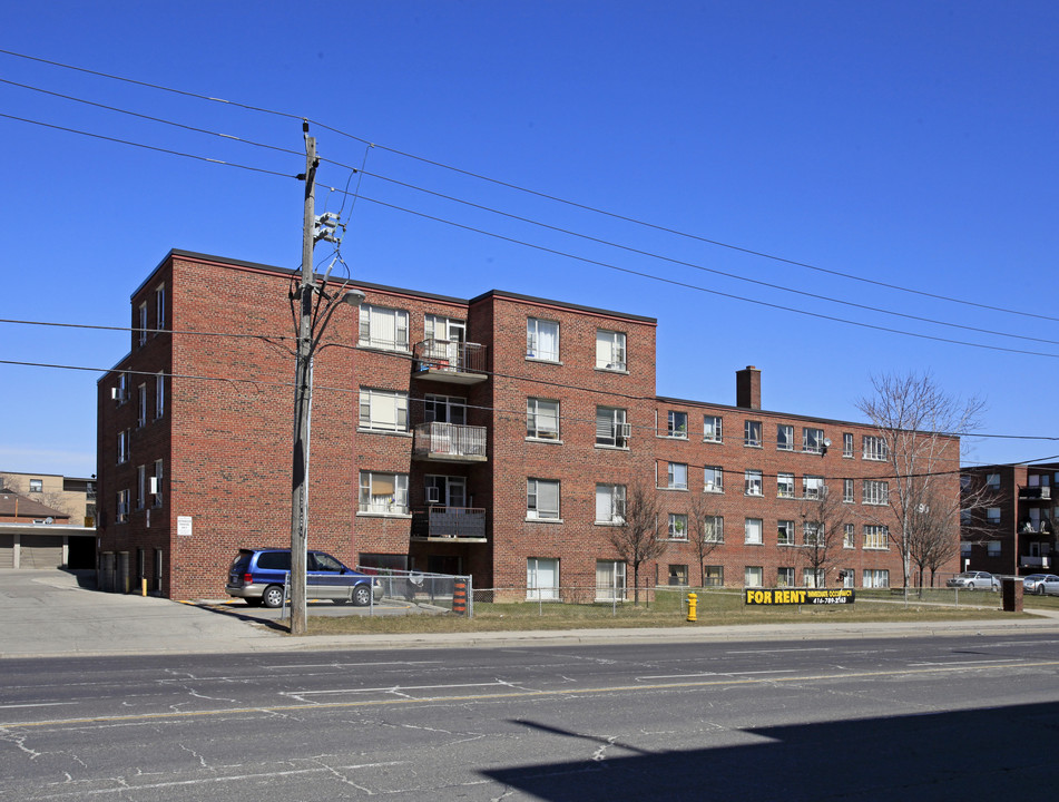 490 Wilson Ave in Toronto, ON - Building Photo