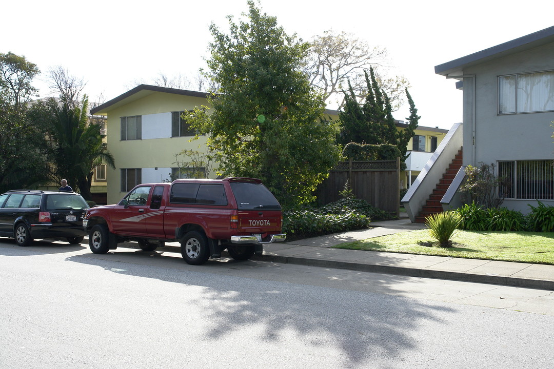 518 19th Ave in San Mateo, CA - Building Photo