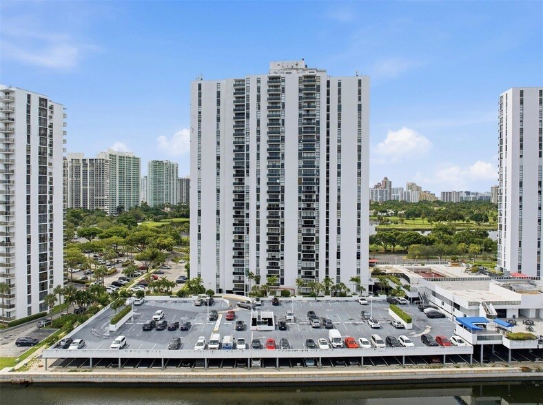 3675 N Country Club Dr, Unit 602 in Aventura, FL - Foto de edificio