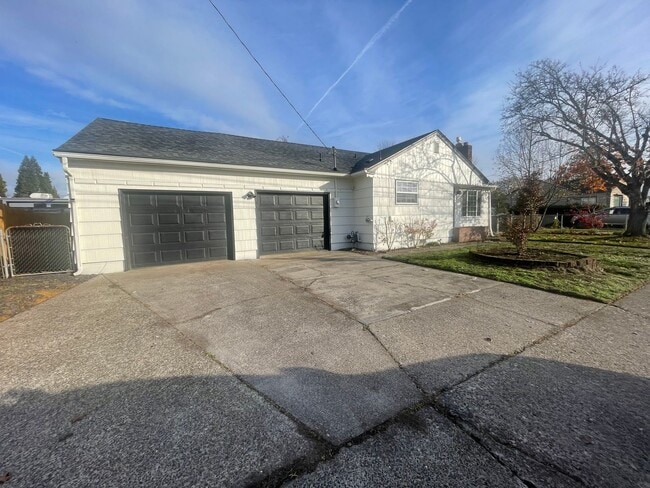 515 E Elmore St in Lebanon, OR - Building Photo - Building Photo