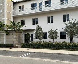10300 NW 66th St in Doral, FL - Building Photo