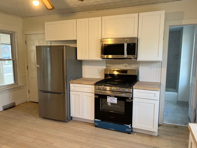 104 Harrison St, Unit second floor in Leominster, MA - Foto de edificio - Building Photo