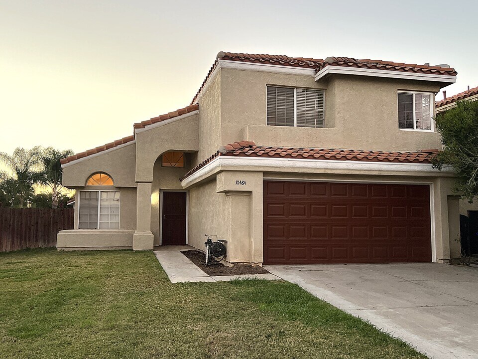 10484 Agate Ave in Mentone, CA - Foto de edificio