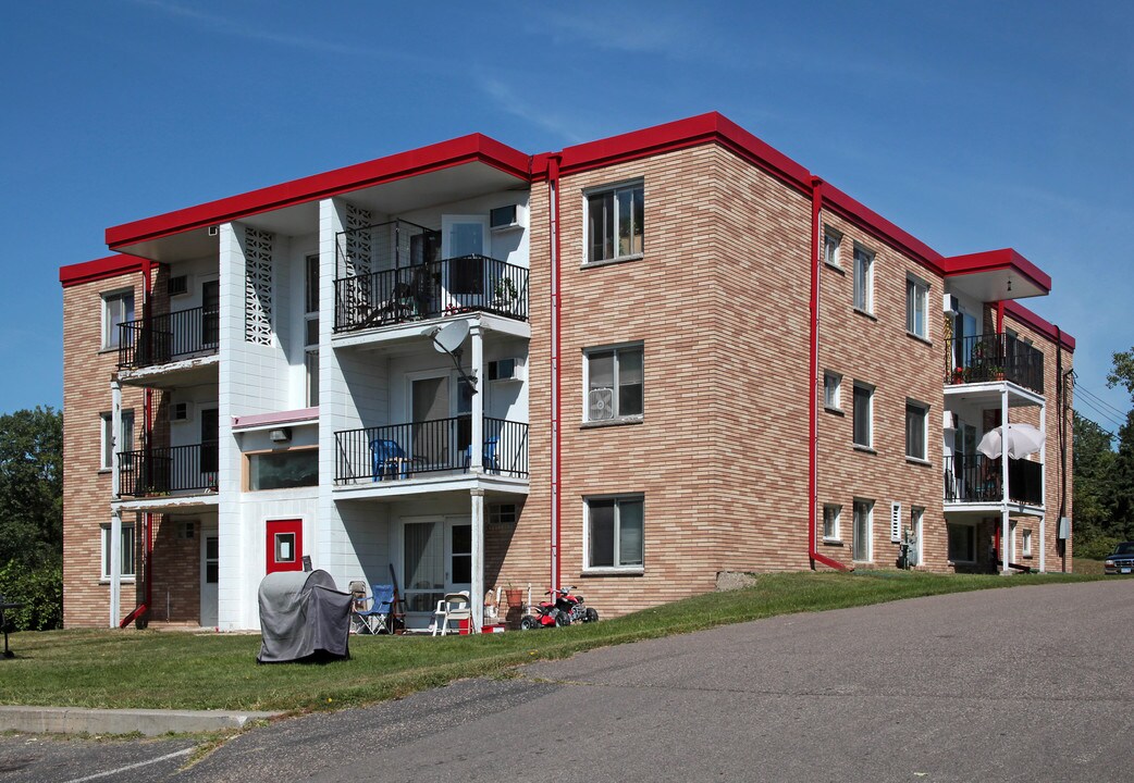 Hilltop Apartments in Roseville, MN - Building Photo