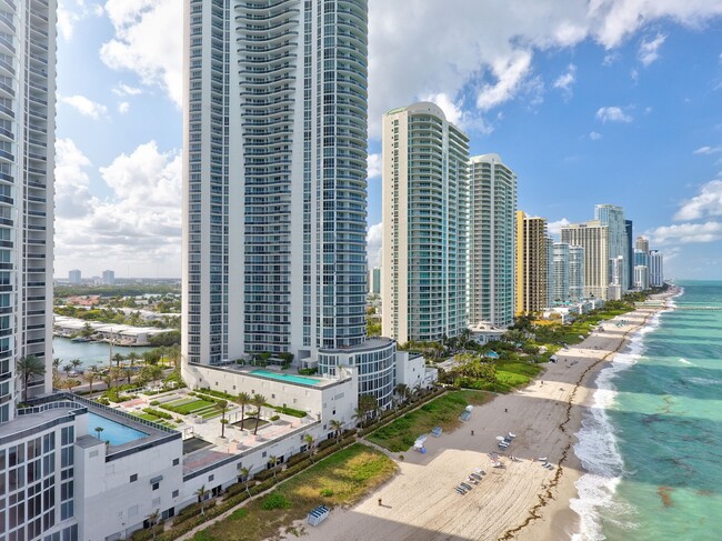 16001 Collins Ave in Sunny Isles Beach, FL - Building Photo - Building Photo