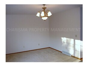 2721 S Maywood Dr in Sioux Falls, SD - Building Photo - Building Photo