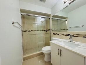 13370 SW 90th Ter, Unit D in Miami, FL - Foto de edificio - Building Photo