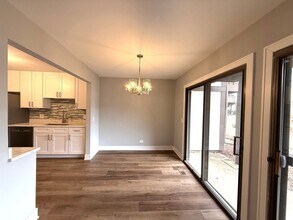 1221 Sandhurst Ct in Schaumburg, IL - Building Photo - Building Photo