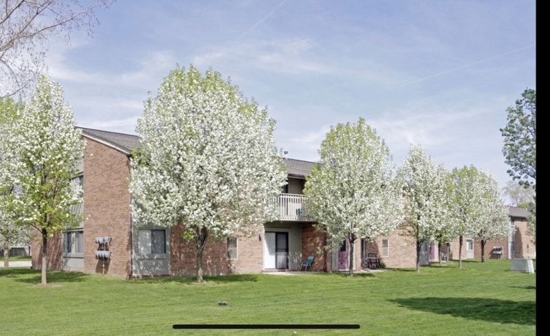 Bradford Square in Clinton Township, MI - Foto de edificio