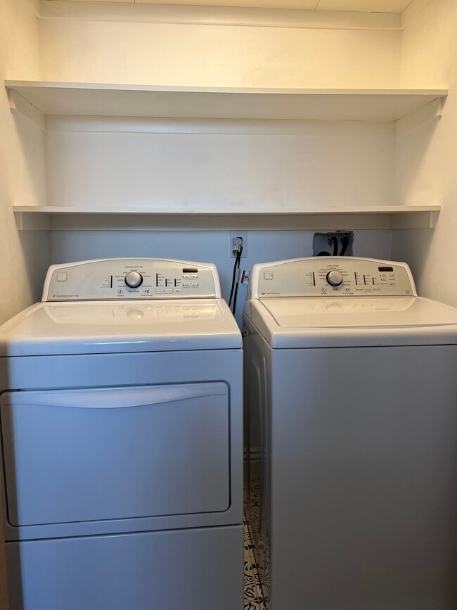 1454 N Clybourn Ave in Burbank, CA - Foto de edificio - Building Photo