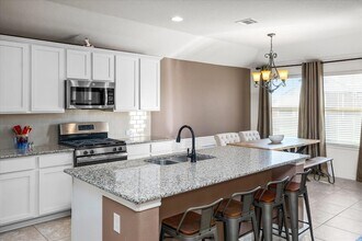 5813 Casstello Dr in Round Rock, TX - Foto de edificio - Building Photo