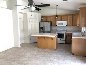 2975 Pine St in Hanford, CA - Building Photo - Building Photo